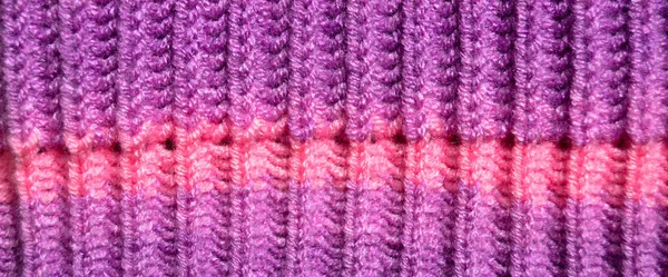 ウールで作られたパターン生地 ハンドメイドニット生地パープルとピンクウールの背景テクスチャ — ストック写真
