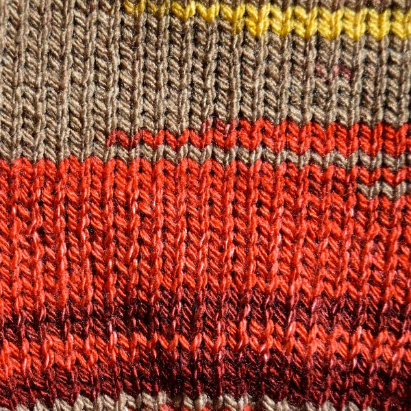 ウールで作られたパターン生地 手編みのファブリックレッドウールの背景テクスチャ — ストック写真