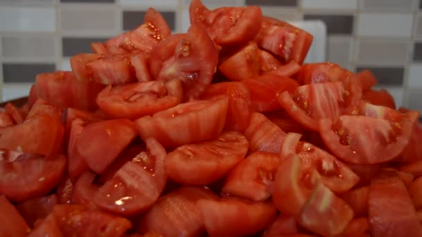Φρέσκες Κόκκινες Ντομάτες Αποφλοιωμένες Και Κομμένες Φέτες Μπορούν Καταναλωθούν Μαγειρεμένες Royalty Free Βίντεο Αρχείου