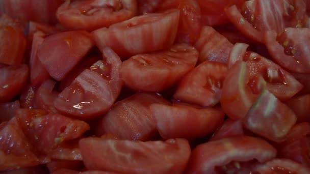 Φρέσκες Κόκκινες Ντομάτες Αποφλοιωμένες Και Κομμένες Φέτες Μπορούν Καταναλωθούν Μαγειρεμένες Βίντεο Αρχείου