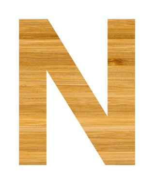 İngiliz alfabesindeki N harfi, N harfi tahta bambudan kesilmiş, beyaz arkaplanda izole edilmiş.