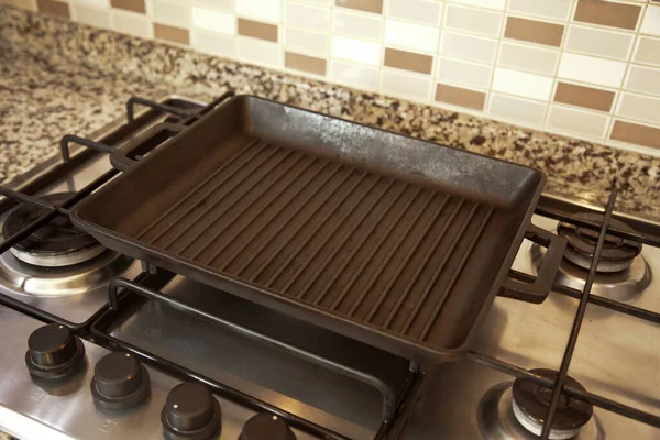 Lege Zwarte Gietijzeren Grillpan Gasfornuis Een Moderne Keuken — Stockfoto