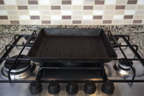 Lege Zwarte Gietijzeren Grillpan Gasfornuis Een Moderne Keuken — Stockfoto