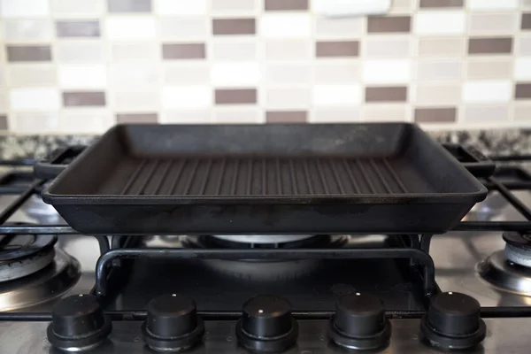 Lege Zwarte Gietijzeren Grillpan Gasfornuis Een Moderne Keuken — Stockfoto