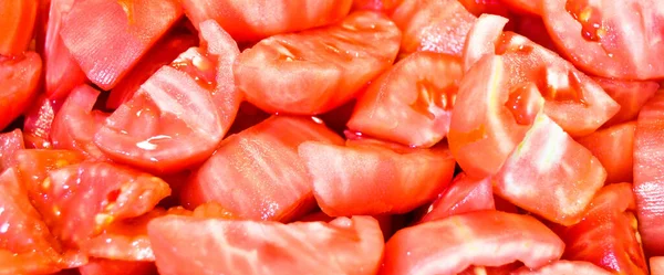 Φρέσκες Κόκκινες Νόστιμες Ντομάτες Ξεφλουδισμένες Και Κομμένες Φέτες Μπορούν Φαγωθούν — Φωτογραφία Αρχείου