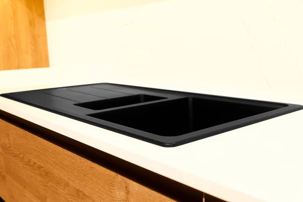 Современный Коричневый Дуб Кухонный Шкаф Оборудование Стильный Гранитный Черный Раковина — стоковое фото