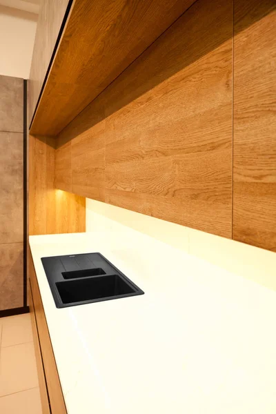 Moderne Küchenmöbel Aus Brauner Eiche Und Elegante Schwarze Granitspüle Einem — Stockfoto