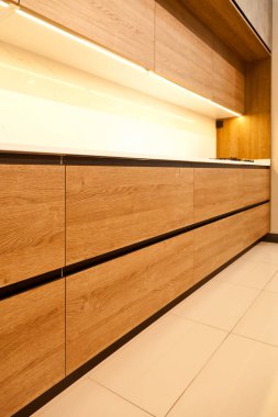 Modern kahverengi ahşap boya ve meşe ağacı mutfak büyük dolap ekipmanları, lüks bir ev.