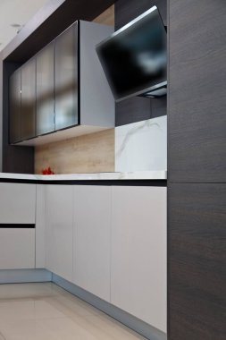 Modern kahverengi ahşap kaplama boya ve meşe ağacı mutfak büyük dolap ekipmanları, lüks bir ev.