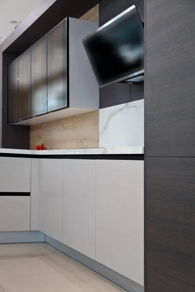 现代褐木白漆漆和橡木厨房的大橱柜设备 奢华的居家 — 图库照片