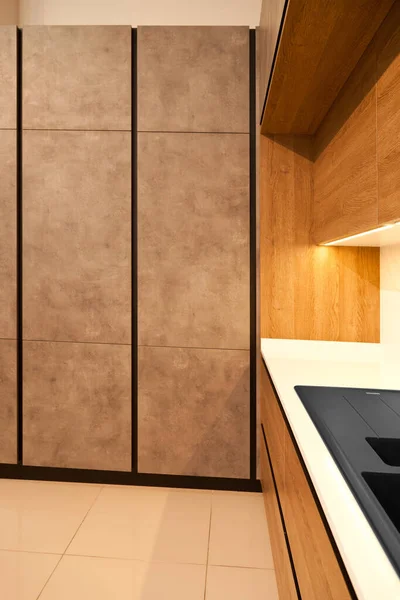 现代褐木橡木厨房设备和时尚花岗岩黑色洗涤槽在家里 — 图库照片