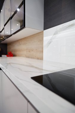 Modern gri beyaz laquer ahşap mutfak gereçleri ve siyah elektrikli soba beyaz granit tezgah ev