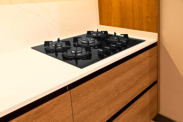 Современный Коричневый Дуб Кухонный Шкаф Оборудование Стильные Белые Гранитные Столешницы — стоковое фото