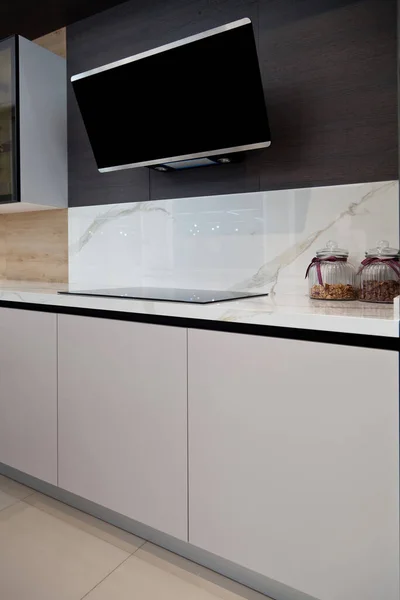 Moderno Grigio Laccato Bianco Attrezzature Mobili Cucina Legno Nero Stufa — Foto Stock