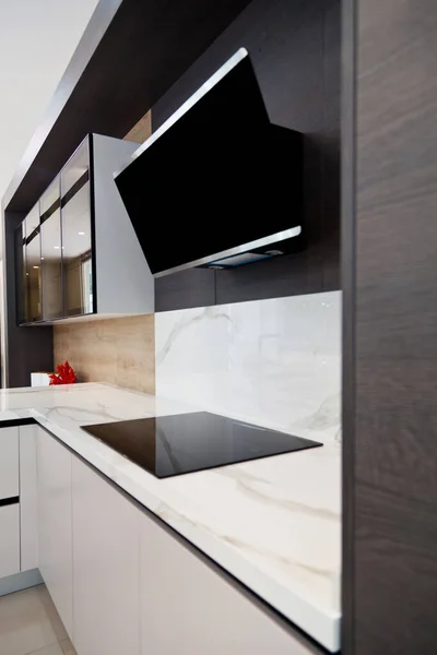 Moderne Grauweiß Lackierte Holz Küchenschränke Und Schwarze Elektroherd Und Dunstabzugshaube — Stockfoto