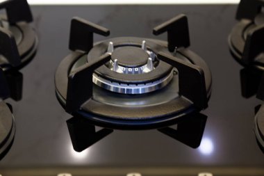 Modern temiz mutfak ve siyah cam seramik gazlı fırın detayı