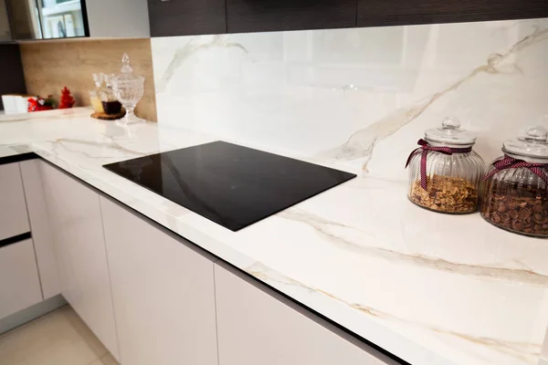 Modern Gri Beyaz Laquer Ahşap Mutfak Gereçleri Siyah Elektrikli Soba — Stok fotoğraf