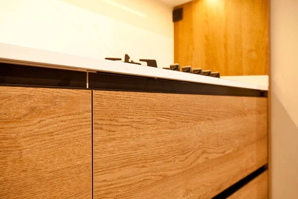 Moderno Equipo Gabinete Detalle Cocina Roble Madera Marrón Encimeras Granito — Foto de Stock