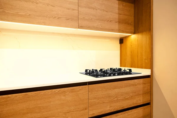 Moderno Equipo Gabinete Cocina Roble Madera Marrón Encimeras Granito Blanco — Foto de Stock