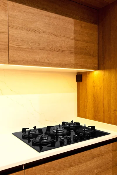 Moderne Küchenmöbel Aus Brauner Eiche Stilvolle Arbeitsplatten Aus Weißem Granit — Stockfoto