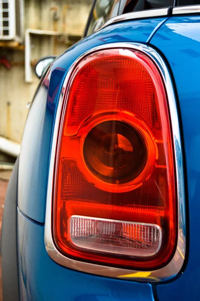 Detail Lampu Depan Mobil Biru Modern Lampu Merah Ekor Mobil — Stok Foto