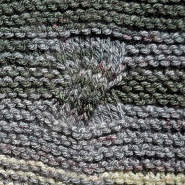 Yünden desenli kumaş. El yapımı örgü kumaş gri yün arkaplan dokusu