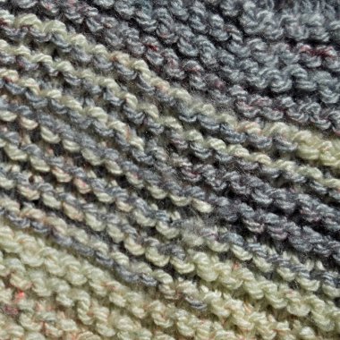 Yünden desenli kumaş. El yapımı örgü kumaş gri yün arkaplan dokusu