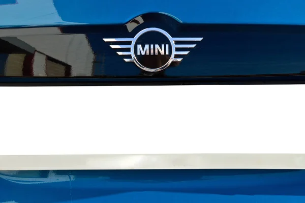 Mini Cooper Countryman Chroom Metalen Logo Vooraanzicht Luxe Mini Blauwe — Stockfoto
