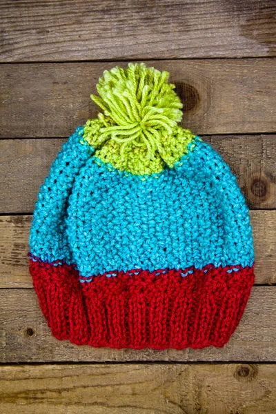 Χειροποίητο Μάλλινο Πλεκτό Χειμερινό Μπλε Κόκκινο Και Πράσινο Καπέλο Που — Φωτογραφία Αρχείου