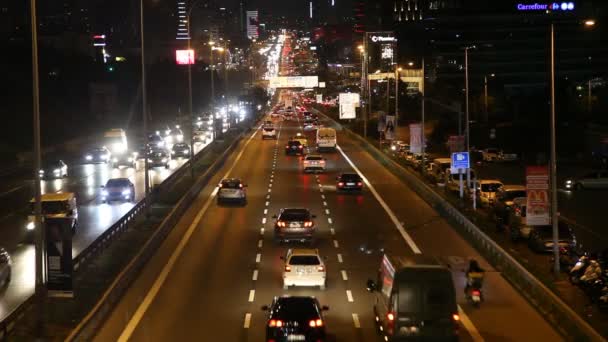 イスタンブールトルコD 100高速道路マルテペEsenkent混雑した夜の交通 街や車のライト 9月11 2022 — ストック動画