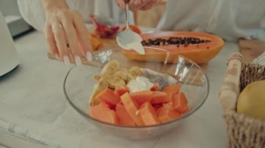 Genç, mutlu, evli çift dans ediyor. Birlikte gülüyorlar. Evde yemek pişiriyorlar. Kaygısız, neşeli karı koca, Boho tarzı mutfakta sağlıklı kahvaltı hazırlıyorlar.