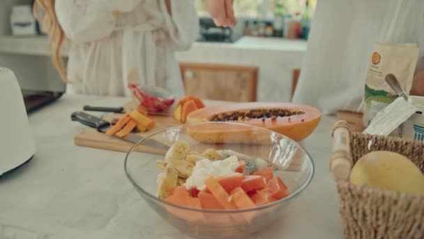 Joven feliz pareja casada activa bailando riendo juntos cocinando comidas en casa, sin preocupaciones alegre marido y esposa se divierten cocinando comida saludable para el desayuno en la cocina estilo boho — Vídeos de Stock