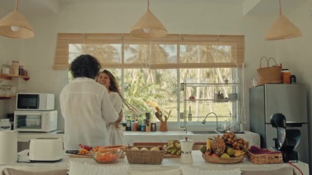 활동적 이고 행복 한 젊은 부부 가집에서 함께 웃으며, 근심 없이 즐거운 남편 과 아내는 보호 스타일의 부엌에서 건강에 좋은 아침 식사를 즐기고 있다 — 비디오
