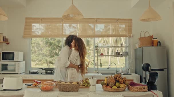 Jovem feliz casal ativo dançando risos juntos cozinhar refeições em casa, despreocupado marido alegre e esposa se divertir cozinhar comida saudável café da manhã na cozinha estilo boho — Vídeo de Stock