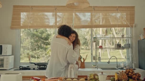 Joven feliz pareja casada activa bailando riendo juntos cocinando comidas en casa, sin preocupaciones alegre marido y esposa se divierten cocinando comida saludable para el desayuno en la cocina estilo boho — Vídeos de Stock