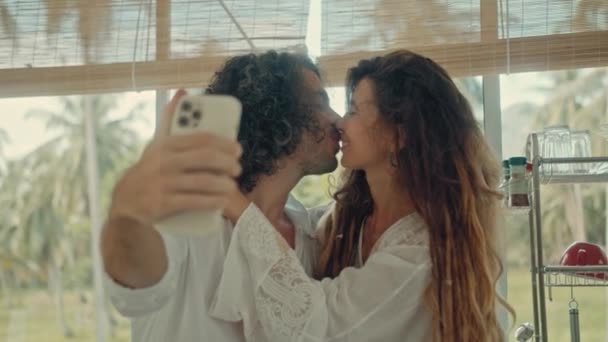 Jong gelukkig paar het nemen van selfie tijdens het koken — Stockvideo