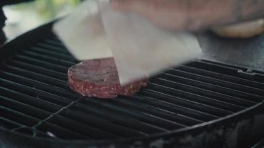 Izgarada Hazır Etli Patty. Aşçı taze kıymadan Burger için bir Patty çeşniliyor.