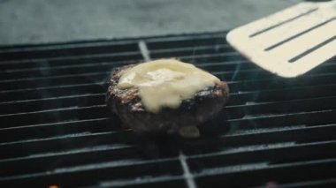 Izgarada Hazır Etli Patty. Aşçı taze kıymadan Burger için bir Patty çeşniliyor.