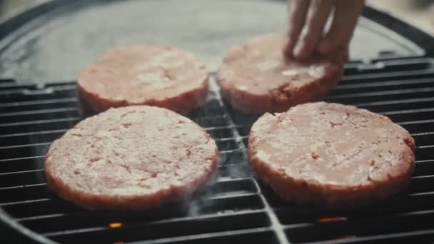 Een vlees Patty wordt voorbereid op een grill. Cook is kruiden een Patty voor hamburger van vers gehakt — Stockvideo