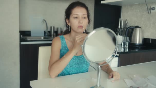 Jeune femme effectue un auto-test d'antigène Covid-19 — Video
