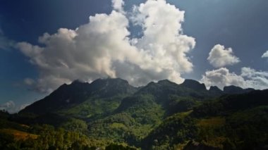Dağ manzarası Doi Chiang Dao, Chiang Mai, Tayland 'da hareket eden bulutlar hızlanıyor.