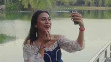 Transseksüel Asyalı kadın parkta selfie çekiyor..