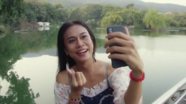 Transseksüel Asyalı kadın parkta selfie çekiyor..