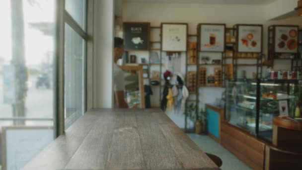 Digital Nomad works on a laptop in a coffee shop — Αρχείο Βίντεο