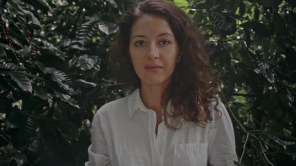 A woman on a coffee farm — Stok video