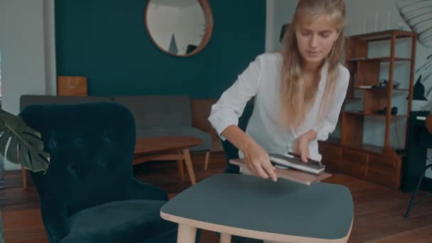 金髪の女性が喫茶店でノートパソコンで働いている。女性のフリーランスはリモートで働く. — ストック動画