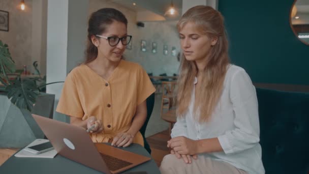 Deux filles se rencontrent dans un café. réunion d'affaires de deux femmes dans un café. — Video