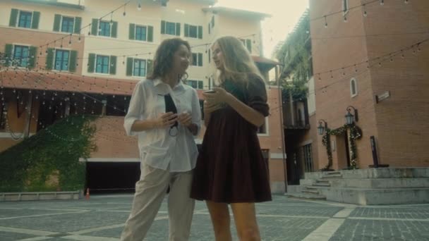 Two women walking together on the street. A Lifestyle in the City — Stok video