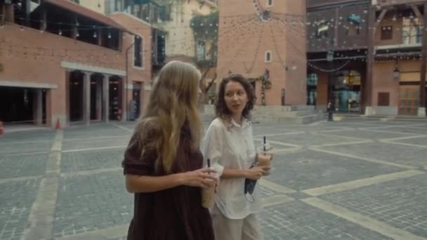 Two women walking together on the street. A Lifestyle in the City — Stock video