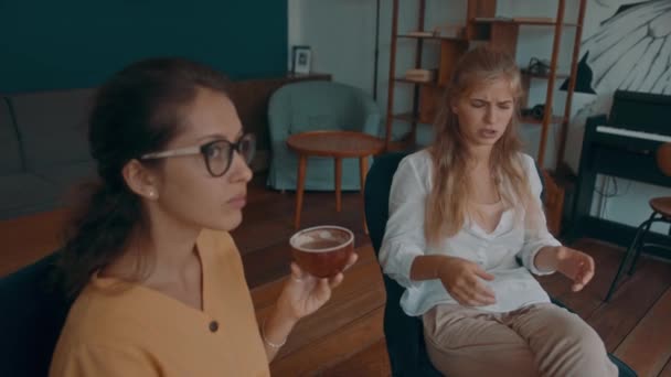 Due ragazze si incontrano in una caffetteria. incontro d'affari di due donne in una caffetteria. — Video Stock